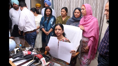 Bathinda mayor Raman Goyal, a confidante of the former finance minister Manpreet Badal, was removed from the post on Wednesday after she failed in the no-confidence test brought by her former colleagues in the Congress party. (HT Photo) Bathinda mayor Raman Goyal, a confidante of the former finance minister Manpreet Badal, was removed from the post on Wednesday after she failed in the no-confidence test brought by her former colleagues in the Congress party. (HT Photo)
