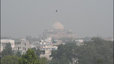 Humayun's Tomb shrouded in smog in New Delhi on Wednesday morning. (Sanjeev Verma/HT Photo) Humayun's Tomb shrouded in smog in New Delhi on Wednesday morning. (Sanjeev Verma/HT Photo)