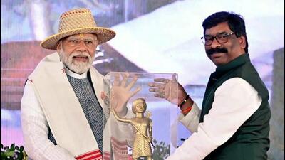 Jharkhand chief minister Hemant Soren (right) on Wednesday reiterated his commitment to the development of the state (PTI) Jharkhand chief minister Hemant Soren (right) on Wednesday reiterated his commitment to the development of the state (PTI)