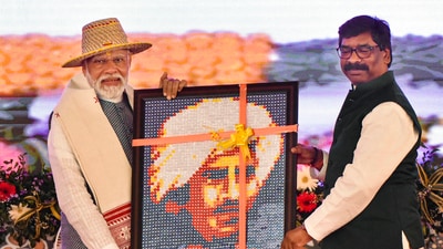 PM Modi receives a portrait of tribal icon Birsa Munda from Jharkhand Chief Minister Hemant Soren during ‘Jan Jatiya Guarv Diwas’ and Jharkhand Foundation Day celebrations in Khunti, Jharkhand. (PTI) PM Modi receives a portrait of tribal icon Birsa Munda from Jharkhand Chief Minister Hemant Soren during ‘Jan Jatiya Guarv Diwas’ and Jharkhand Foundation Day celebrations in Khunti, Jharkhand. (PTI)