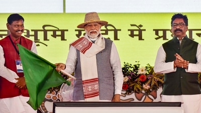 PM Modi with Jharkhand Chief Minister Hemant Soren and Union Tribal Affairs Minister Arjun Munda flags off various development projects during ‘Jan Jatiya Guarv Diwas’ and Jharkhand Foundation Day celebrations in Khunti, Jharkhand. (PTI) PM Modi with Jharkhand Chief Minister Hemant Soren and Union Tribal Affairs Minister Arjun Munda flags off various development projects during ‘Jan Jatiya Guarv Diwas’ and Jharkhand Foundation Day celebrations in Khunti, Jharkhand. (PTI)