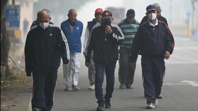 Residents of Delhi-NCR have started wearing masks to protect themselves from pollution and smog in the morning, in Noida on Wednesday. (Sunil Ghosh/HT Photo) Residents of Delhi-NCR have started wearing masks to protect themselves from pollution and smog in the morning, in Noida on Wednesday. (Sunil Ghosh/HT Photo)