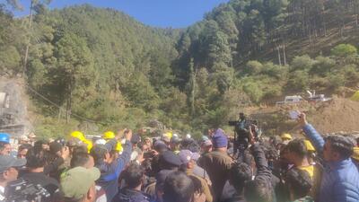 The protestors raised slogans against the authorities in front of the collpased under-construction tunnel in which 40 labourers have been trapped since Sunday morning. (HT Photo) The protestors raised slogans against the authorities in front of the collpased under-construction tunnel in which 40 labourers have been trapped since Sunday morning. (HT Photo)