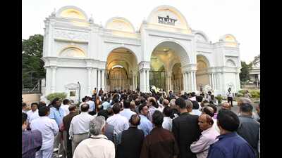The street was lined on both sides with crowds waiting for the convoy with Subrata Roy’s mortal remains to arrive. (HT Photo) The street was lined on both sides with crowds waiting for the convoy with Subrata Roy’s mortal remains to arrive. (HT Photo)