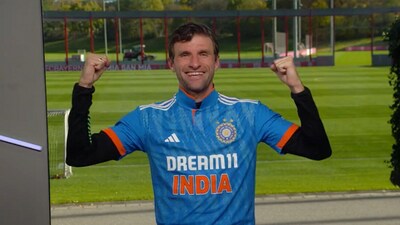 Thomas Müller wearing Indian cricket team's jersey. (X/@esmuellert_) Thomas Müller wearing Indian cricket team's jersey. (X/@esmuellert_)