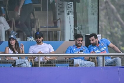 Bollywood actors Ranbir Kapoor (R), Sidharth Malhotra (2L) and his wife Kiara Advani (L) along with Akash Ambani, the son of Reliance Industries billionaire Mukesh Ambani, watch the 2023 ICC Men's Cricket World Cup one-day international (ODI) first semi-final match between India and New Zealand at the Wankhede Stadium in Mumbai on November 15, 2023. (Photo by INDRANIL MUKHERJEE / AFP) / -- IMAGE RESTRICTED TO EDITORIAL USE - STRICTLY NO COMMERCIAL USE -- (AFP) Bollywood actors Ranbir Kapoor (R), Sidharth Malhotra (2L) and his wife Kiara Advani (L) along with Akash Ambani, the son of Reliance Industries billionaire Mukesh Ambani, watch the 2023 ICC Men's Cricket World Cup one-day international (ODI) first semi-final match between India and New Zealand at the Wankhede Stadium in Mumbai on November 15, 2023. (Photo by INDRANIL MUKHERJEE / AFP) / -- IMAGE RESTRICTED TO EDITORIAL USE - STRICTLY NO COMMERCIAL USE -- (AFP)