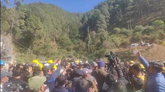 The protestors raised slogans against the authorities in front of the collpased under-construction tunnel in which 40 labourers have been trapped since Sunday morning. (HT Photo)