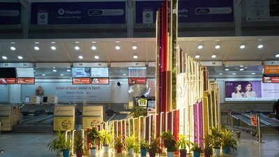 Diwali Decor lights up Mumbai's Chhatrapati Shivaji Maharaj International Airport (CSMIA), in Mumbai. (HT Photo) Diwali Decor lights up Mumbai's Chhatrapati Shivaji Maharaj International Airport (CSMIA), in Mumbai. (HT Photo)