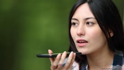 Voice analysis software examines variances in speech melody, cadence, and pitch, among other things. (PantherMedia/picture alliance) Voice analysis software examines variances in speech melody, cadence, and pitch, among other things. (PantherMedia/picture alliance)