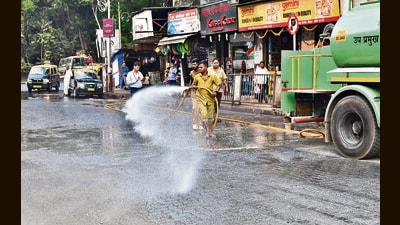 BMC Workers showering water spray on the Satrasta Road to control pollution level. (Bhushan Koyande/HT Photo) BMC Workers showering water spray on the Satrasta Road to control pollution level. (Bhushan Koyande/HT Photo)