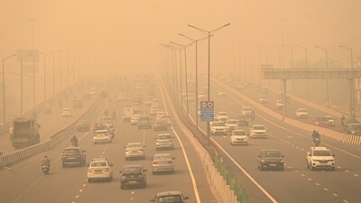 Vehicles ply amid low visibility due to dense smog on the Delhi-Meerut expressway, in New Delhi on Thursday. (ANI) Vehicles ply amid low visibility due to dense smog on the Delhi-Meerut expressway, in New Delhi on Thursday. (ANI)