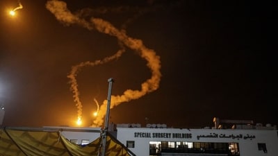 Israeli flares light up the sky above the Al-Shifa hospital in Gaza City, (Bloomberg) Israeli flares light up the sky above the Al-Shifa hospital in Gaza City, (Bloomberg)