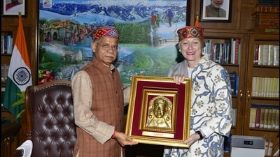 Governor Shiv Pratap Shukla presents a memento to British deputy high commissioner Caroline Rowett at Raj Bhawan, Shimla on Thursday. (HT Photo)