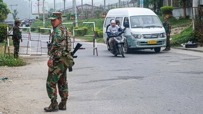 This photo taken on November 10, 2023 shows fighters of the ethnic rebel group Ta'ang National Liberation Army (TNLA) standing guard at a check point in the town of Namhkam in northern Shan state. (AFP) This photo taken on November 10, 2023 shows fighters of the ethnic rebel group Ta'ang National Liberation Army (TNLA) standing guard at a check point in the town of Namhkam in northern Shan state. (AFP)