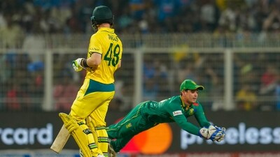 South Africa's Quinton de Kock takes the catch of Australia's Steve Smith (PTI)