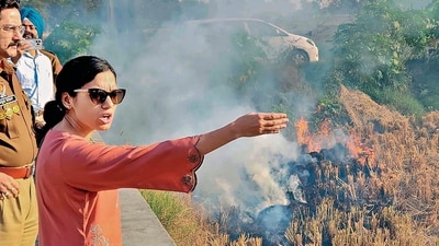 Patiala DC Sakshi Sawhney and police personnel at a farm where paddy was set afire, on Thursday. (ANI) Patiala DC Sakshi Sawhney and police personnel at a farm where paddy was set afire, on Thursday. (ANI)