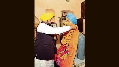 Punjab CM Bhagwant Mann offering floral tributes to martyr Kartar Singh Sarabha. (Photo: X)