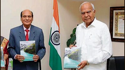 Punjab governor Banwarilal Purohit launching former DGP P Lal’s latest book at Raj Bhavan in Chandigarh on Thursday. (HT)