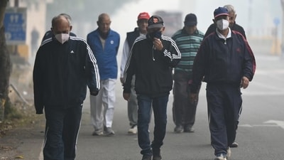 Residents of Delhi-NCR wearing masks to protect themselves from pollution and smog. (Sunil Ghosh/HT Photo) Residents of Delhi-NCR wearing masks to protect themselves from pollution and smog. (Sunil Ghosh/HT Photo)