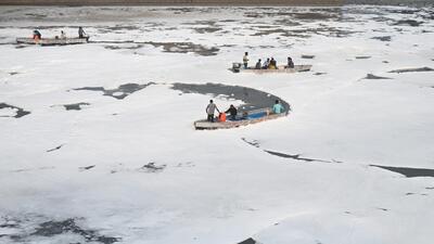 The Delhi Jal Board (DJB) on Thursday began sprinkling defoamers in the Yamuna river at Kalindi Kunj Ghat in New Delhi. (Sunil Ghosh/HT Photo) The Delhi Jal Board (DJB) on Thursday began sprinkling defoamers in the Yamuna river at Kalindi Kunj Ghat in New Delhi. (Sunil Ghosh/HT Photo)
