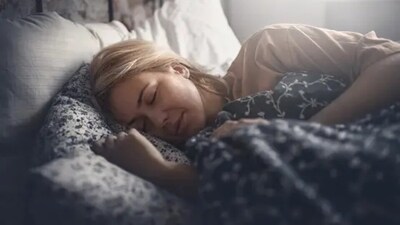 When we sleep on our right side, the weight of the heart can create pressure on the vagus nerve and activate it.&nbsp; (Unsplash)
