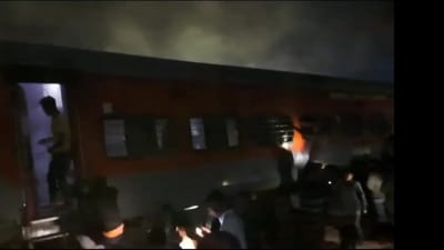 The fire was reported around 2:40 am when the Delhi-Saharasa Vaishali Express was passing through an area under the Friends Colony police station. The fire was reported around 2:40 am when the Delhi-Saharasa Vaishali Express was passing through an area under the Friends Colony police station.