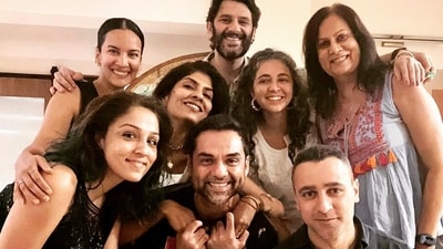 Imran Khan, rumoured girlfriend Lekha Washington and other celebs pose together. Imran Khan, rumoured girlfriend Lekha Washington and other celebs pose together.