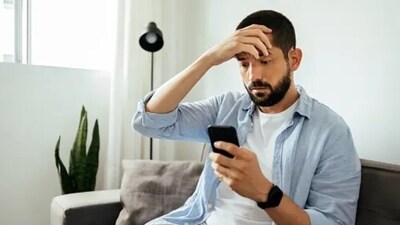 Feeling the urgent need to respond to messages right away or using Google to answer our worries all the time are signs of anxiety. (Unsplash)