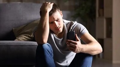 Constantly checking notifications and having the urge to be on social media 24x7 as we feel that we may miss out on things.&nbsp; (Unsplash)