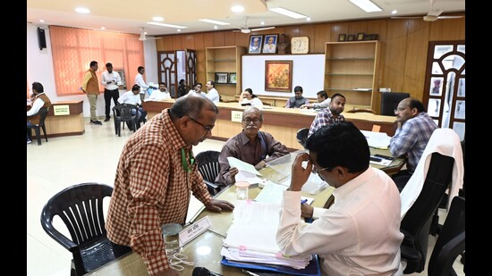 Public hearing underway at LDA office in Gomti Nagar, Lucknow. (HT)