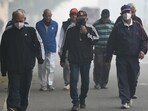 Residents of Delhi-NCR have started wearing masks to protect themselves from pollution and smog in the morning in Noida. (Sunil Ghosh/HT Photo) Residents of Delhi-NCR have started wearing masks to protect themselves from pollution and smog in the morning in Noida. (Sunil Ghosh/HT Photo)