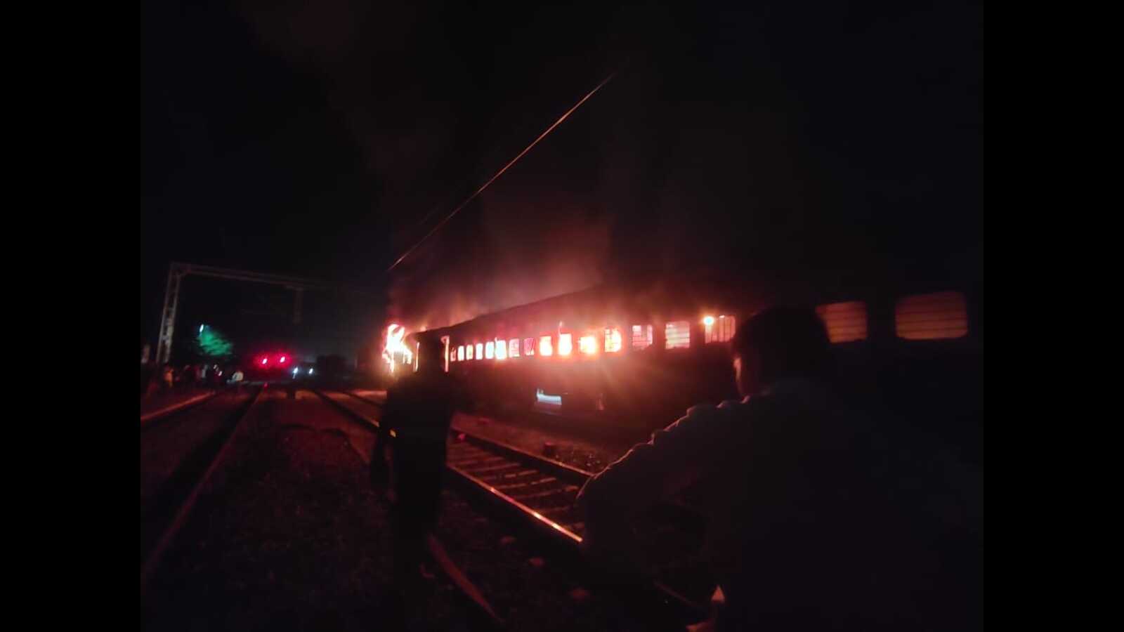 Probe into Etawah train fire begins by three-member panel - Vimarsana News