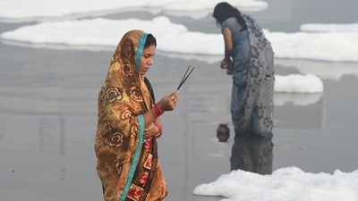 Devotees offer prayers in the polluted waters of the Yamuna River in Delhi in preparation for Chhath Puja. The four-day festivities of Chhath Puja began on Friday in various regions of the country, marked by the customary Nahay Khay ceremony. During the festival, devotees immerse themselves in holy water and perform rituals to worship the sun. (Photo by Sunil Ghosh / Hindustan Times) Devotees offer prayers in the polluted waters of the Yamuna River in Delhi in preparation for Chhath Puja. The four-day festivities of Chhath Puja began on Friday in various regions of the country, marked by the customary Nahay Khay ceremony. During the festival, devotees immerse themselves in holy water and perform rituals to worship the sun. (Photo by Sunil Ghosh / Hindustan Times)