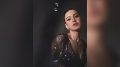 With the help of make-up artist Stacy Gomes, Shanaya got decked up in nude eyeshadow, smudged eyeliner, mascaraed lashes, contoured cheeks with blush, luminous highlighter and a shade of nude lipstick. (Instagram/@shanayakapoor02) With the help of make-up artist Stacy Gomes, Shanaya got decked up in nude eyeshadow, smudged eyeliner, mascaraed lashes, contoured cheeks with blush, luminous highlighter and a shade of nude lipstick. (Instagram/@shanayakapoor02)