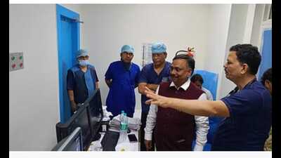 IMS BHU director and cardiology dept head inaugurating newly-installed machines (HT Photo) IMS BHU director and cardiology dept head inaugurating newly-installed machines (HT Photo)