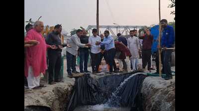 Idols of Ganesh and Laxmi being immersed in trench dug on bank of river Yamuna in Agra on Friday afternoon. (HT)