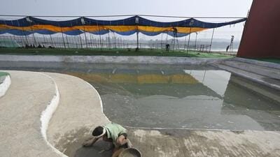 New Delhi, India - Nov. 17, 2023: Workers preparations of Chhath Puja ghat at ITO, Vikas Marg, in New Delhi, India, on Friday, November 17, 2023. (Photo by Sanjeev Verma/ Hindustan Times) (Hindustan Times)