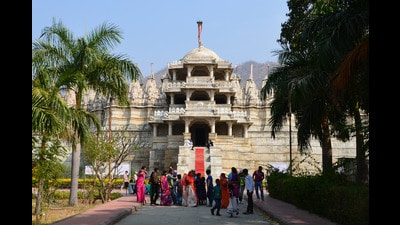 Pilgrims at the Ranakpur Jain temple (Wikimedia Commons) Pilgrims at the Ranakpur Jain temple (Wikimedia Commons)