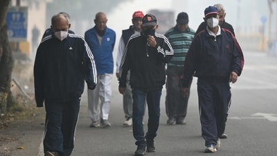 Residents of Delhi-NCR have started wearing masks to protect themselves from pollution and smog in the morning in Noida. (Sunil Ghosh/HT Photo) Residents of Delhi-NCR have started wearing masks to protect themselves from pollution and smog in the morning in Noida. (Sunil Ghosh/HT Photo)