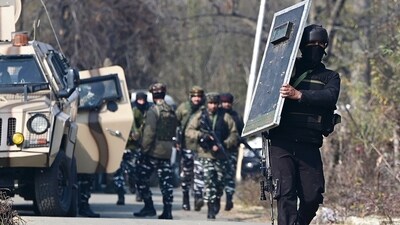 Security forces at the encounter site at in Kulgam on Friday. (Waseem Andrabi/HT) Security forces at the encounter site at in Kulgam on Friday. (Waseem Andrabi/HT)