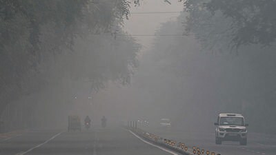 Tilak Marg under a thick layer of haze on Thursday. (Arvind Yadav/HT Photo) Tilak Marg under a thick layer of haze on Thursday. (Arvind Yadav/HT Photo)