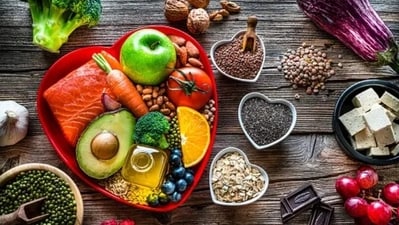 Fatty and fibre-deficient temptations such as junk food items should be avoided, as they reverse the weight loss journey.&nbsp; (Unsplash)