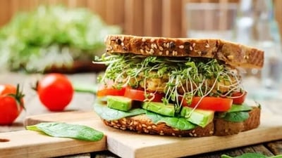 Timing is crucial in maintaining a healthy diet. We should ensure to eat every four hours. Consuming healthy snacks such as dry fruits and fresh fruits can help us to stay healthy.&nbsp; (Unsplash)
