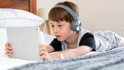 Screen time on tech devices affects children's brain function: Research (Emily Wade on Unsplash) Screen time on tech devices affects children's brain function: Research (Emily Wade on Unsplash)