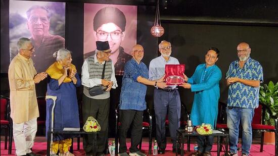 The Tanveer Sanman was presented to Lucky Gupta (second from right). Also seen (from left) Dr Anand Lagoo, Deepa Lagoo, Dr Mohan Agashe, Rajeev Naik, S P Kulkarni, and Rajesh Deshmukh. (HT)