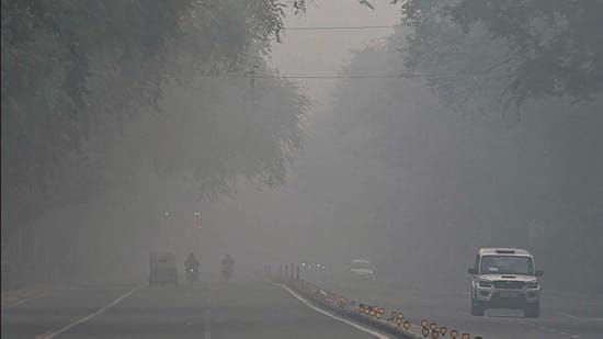 Tilak Marg under a thick layer of haze on Thursday. (Arvind Yadav/HT Photo)