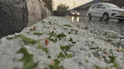 A hail storm in New Delhi on May 14, 2020 (Burhaan Kinu/HT PHOTO)