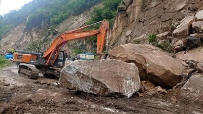 A road being cleared after landslide in Mandi district of Himachal Pradesh during the monsoon this year. Flash floods and landslides claimed 509 lives in rain-related incidents and road accidents in the state. (HT file photo)