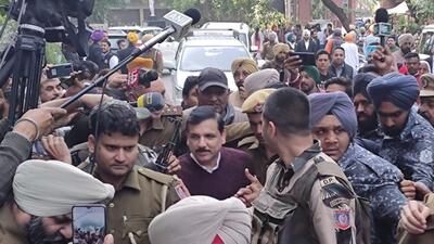 Aam Aadmi Party MP Sanjay Singh (centre) being escorted to the Amritsar court complex under tight security on Saturday. The MP is behind bars at Tihar Jail in connection with the Delhi excise policy scam. (Sameer Sehgal/HT)