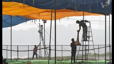 Chhat preparations underway at ITO on Friday. (Sanjeev Verma/HT Photo) Chhat preparations underway at ITO on Friday. (Sanjeev Verma/HT Photo)